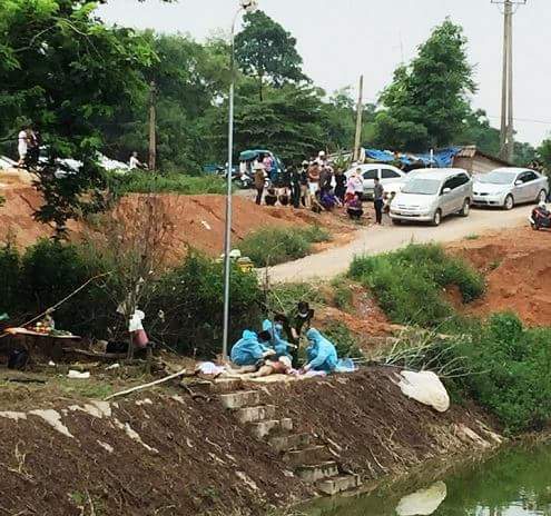 Nam sinh chết dưới ao sen