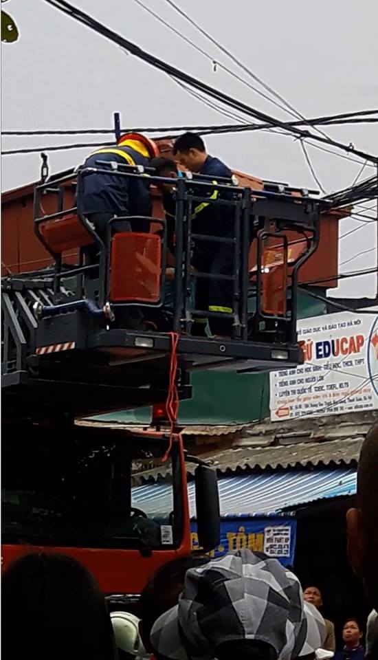 Cảnh s&aacute;t v&agrave; lực lượng cứu hộ giải cứu người đ&agrave;n &ocirc;ng cố thủ tr&ecirc;n c&agrave;nh c&acirc;y