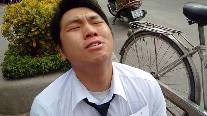 Nam thanh ni&ecirc;n quỳ gối trước cổng Đ&agrave;i Truyền h&igrave;nh Việt Nam