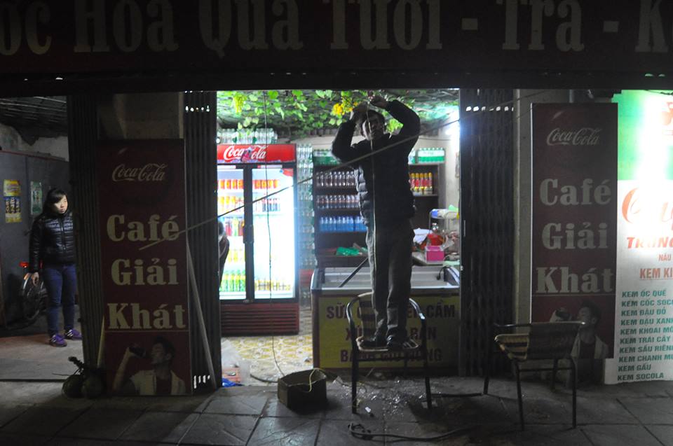 Khu vực nam thanh ni&ecirc;n cố thủ tự cắt v&agrave;o cổ m&igrave;nh