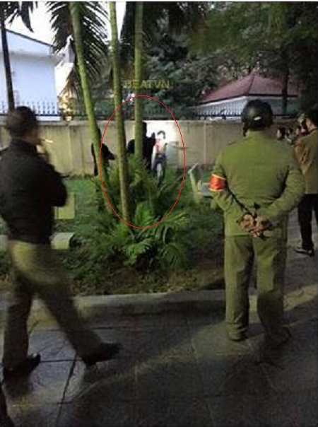 Cảnh s&aacute;t đ&atilde; khống chế được nam thanh ni&ecirc;n kia v&agrave; đưa v&agrave;o bệnh viện cấp cứu