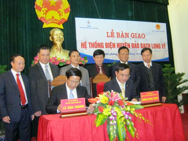 Với lễ k&yacute; b&agrave;n giao lưới điện huyện đảo Bạch Long Vỹ, người d&acirc;n sẽ kh&ocirc;ng c&ograve;n phải lo lắng về chất lượng điện sinh hoạt, sản xuất