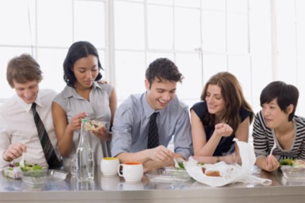 Ăn trưa với đồng nghiệp nơi c&ocirc;ng sở l&agrave; một mẹo nhỏ cải thiện tinh thần, n&acirc;ng cao năng suất l&agrave;m việc