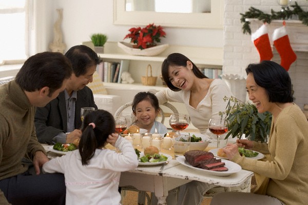 Quyết định sống c&ugrave;ng người th&acirc;n l&agrave; một mẹo vặt gia đ&igrave;nh gi&uacute;p c&aacute;c cặp vợ chồng tiết kiệm được c&aacute;c khoản chi ti&ecirc;u
