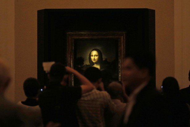 N&agrave;ng Mona Lisa được trưng b&agrave;y tại bảo t&agrave;ng Louvre