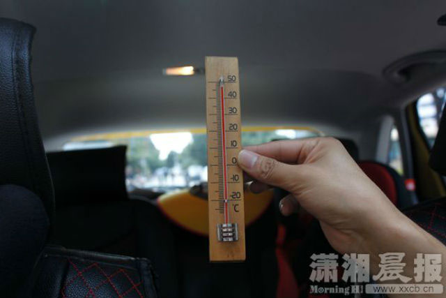 B&eacute; Xiaotian đ&atilde; bị bỏ qu&ecirc;n h&agrave;ng giờ liền trong xe &ocirc; t&ocirc; giữa tiết trời nắng n&oacute;ng kinh ho&agrave;ng