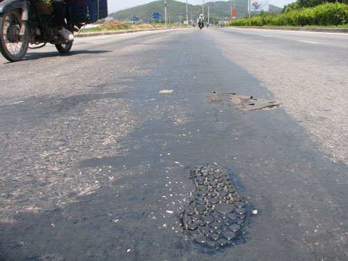 Nguy&ecirc;n nh&acirc;n khiến mặt đường chảy nhựa được cho l&agrave; do thời tiết nắng n&oacute;ng khắc nghiệt k&eacute;o d&agrave;i trong nhiều ng&agrave;y qua