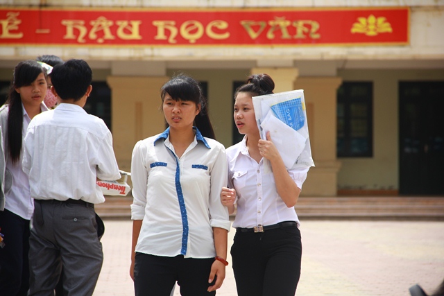 Nắng nóng kéo dài, gây khó nhọc cho cả phụ huynh lẫn thí sinh