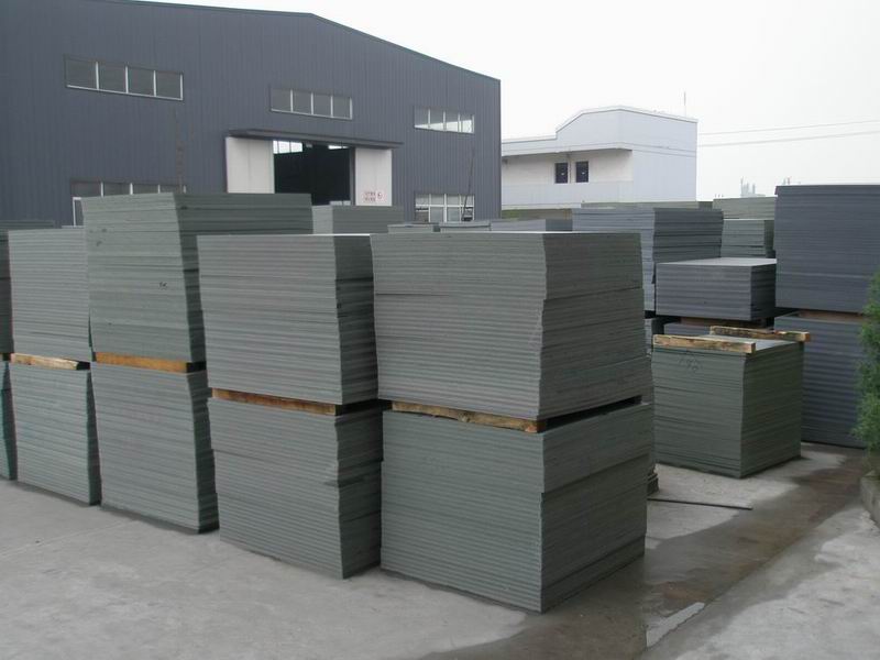 Ứng dụng tấm pallet nhựa PVC tổng hợp trong sản xuất gạch kh&ocirc;ng nung