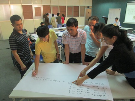 Viện Năng suất Việt Nam phối hợp với c&aacute;c chuy&ecirc;n gia tư vấn, tổ chức kh&oacute;a đ&agrave;o tạo N&acirc;ng cao kỹ năng quản l&yacute; cho tổ trưởng.