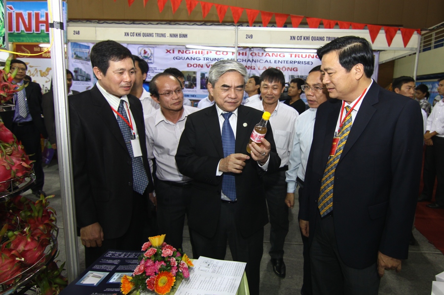 Bộ trưởng Nguyễn Qu&acirc;n thăm c&aacute;c gian h&agrave;ng