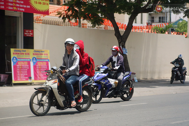 S&agrave;i G&ograve;n nắng n&oacute;ng tới 40 độ C, nam nữ ra ngo&agrave;i đường đều phải tr&ugrave;m k&iacute;n m&iacute;t
