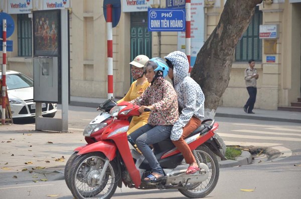 Nhiều người d&acirc;n bắt đầu phải mặc những bộ quần &aacute;o của m&ugrave;a h&egrave;.