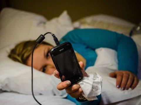 Để điện thoại b&ecirc;n cạnh l&uacute;c đi ngủ g&acirc;y ra nhiều t&aacute;c hại kh&ocirc;ng ngờ tới