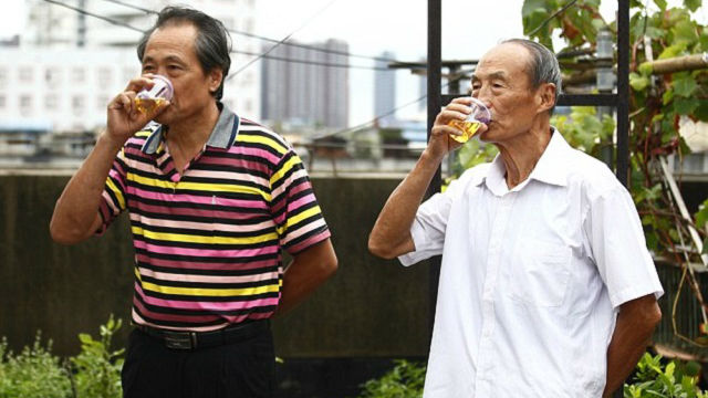 Hai thành viên trong câu lạc bộ đang nhấp từng ngụm nước tiểu của chính mình. Ảnh: Shanghaiist