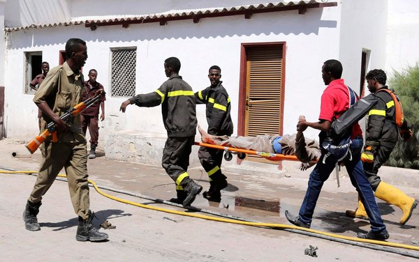 Cảnh s&aacute;t gi&uacute;p đỡ những nạn nh&acirc;n trong vụ n&eacute;m bom tự s&aacute;t ở Somalia