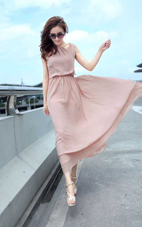 Chị em n&ecirc;n lưu &yacute; c&aacute;ch mix v&aacute;y maxi để kh&ocirc;ng trở n&ecirc;n l&ocirc;i th&ocirc;i, sến s&uacute;a hoặc lộ khuyết điểm cơ thể
