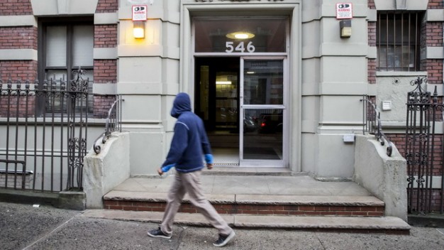 Tòa nhà nơi bác sĩ Craig Spencer, bệnh nhân nhiễm Ebola đầu tiên ở Manhattan, New York sinh sống Tòa nhà nơi bác sĩ Craig Spencer, bệnh nhân nhiễm Ebola đầu tiên ở Manhattan, New York sinh sống