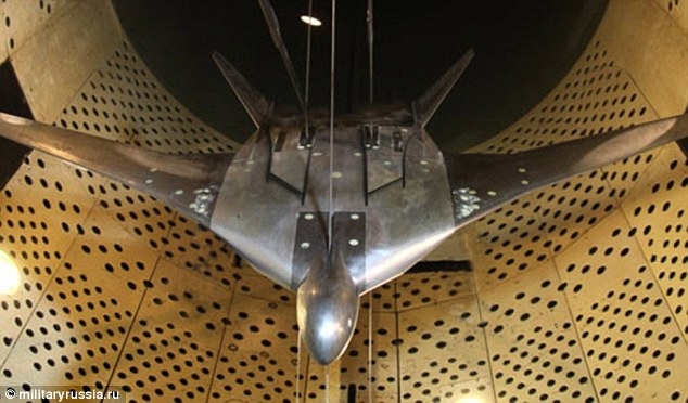 Mẫu thiết kế thử nghiệm của PAK-DA trong một b&agrave;i kiểm tra kh&iacute; động học. Ảnh: Militaryrussia.ru