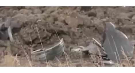 Mảnh vỡ kim loại để lại sau vụ nổ UFO tr&ecirc;n bầu trời Nga h&ocirc;m 9/4
