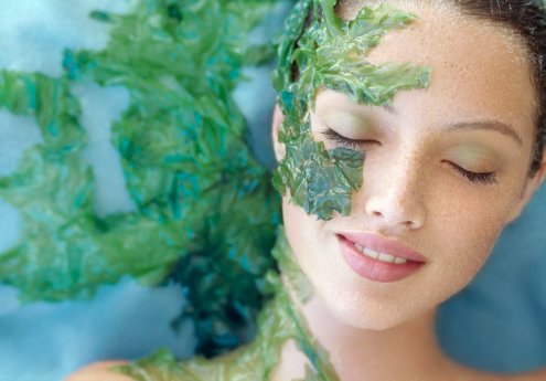 Kh&ocirc;ng chỉ l&agrave; một trong c&aacute;c c&aacute;ch trị mụn hiệu quả, mặt nạ ngải cứu c&ograve;n c&oacute; t&aacute;c dụng l&agrave;m sạch da mặt