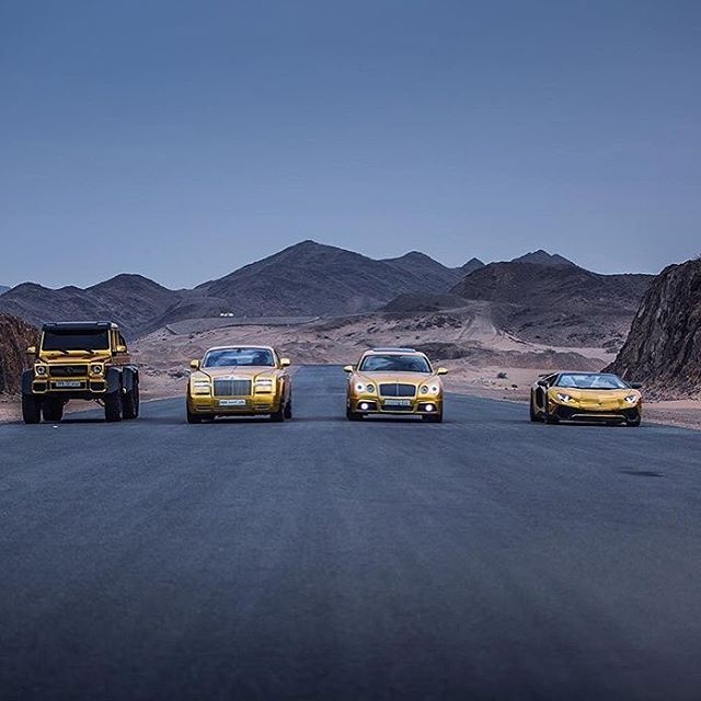Từ tr&aacute;i sang: Mercedes G63 6 b&aacute;nh, Rolls-Royce Phantom Drophead Coupe, Bentley Continental Flying Spur, v&agrave; Lamborghini Aventador SV. Ảnh: Dantri 