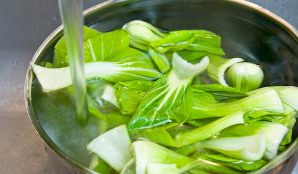 Ngâm rau trong nước pha giấm giúp loại bỏ thuốc trừu sâu.