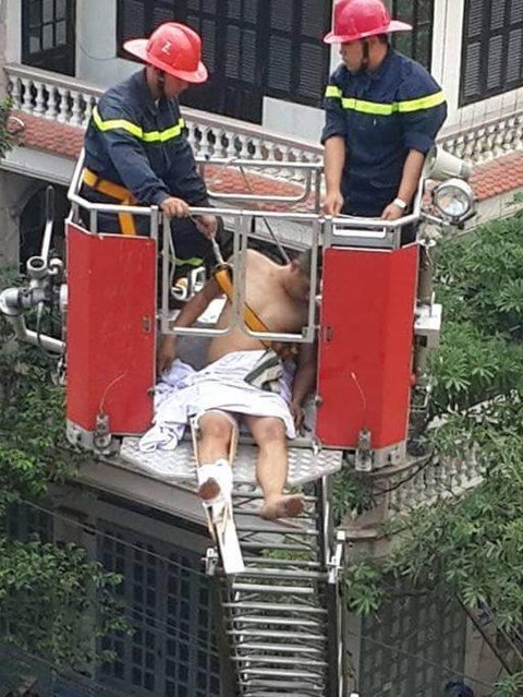 Lực lượng cứu hộ d&ugrave;ng xe thang đưa thanh ni&ecirc;n 