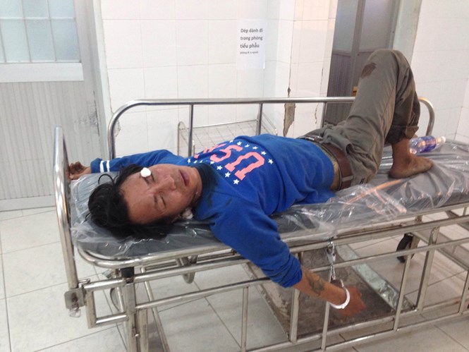 Thanh ni&ecirc;n được đưa v&agrave;o Bệnh viện L&ecirc; Lợi để được cấp cứu kh&acirc;u vết thương tr&ecirc;n cổ.