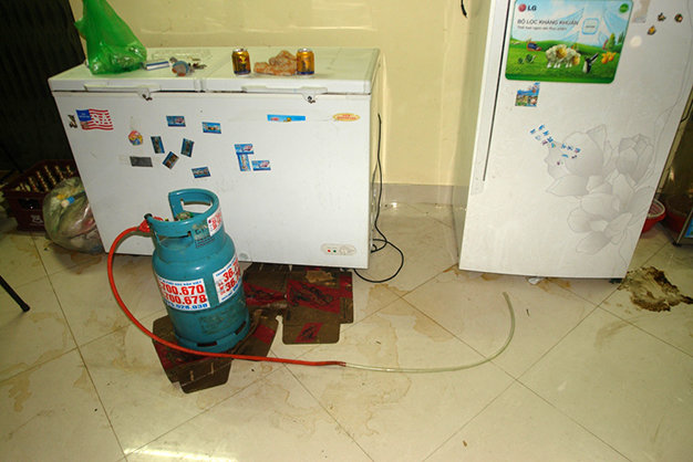 B&igrave;nh gas 12 kg đ&atilde; mở hết van tại hiện trường vụ người cha &lsquo;ng&aacute;o đ&aacute;&rsquo; khống chế con trai ruột ở Gia L&acirc;m (H&agrave; Nội)