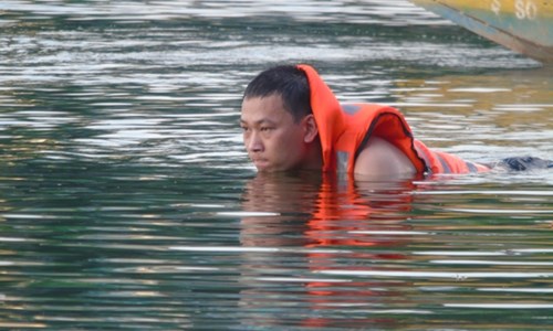 Lực lượng chức năng nỗ lực t&igrave;m kiếm nạn nh&acirc;n nghi &lsquo;ng&aacute;o đ&aacute;&rsquo; nhảy hồ Thiền Quang suốt nhiều giờ liền