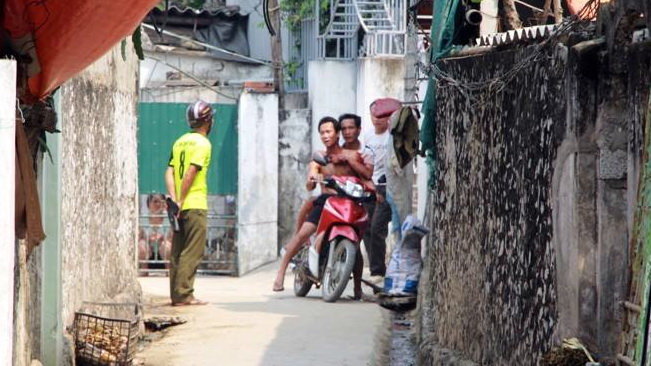 Kẻ &lsquo;ng&aacute;o đ&aacute;&rsquo; kề dao v&agrave;o cổ nạn nh&acirc;n khống chế