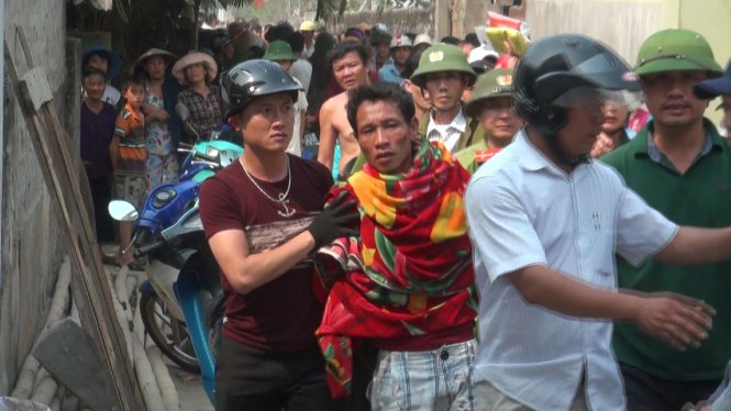 Nghi phạm  &lsquo;ng&aacute;o đ&aacute;&rsquo; được c&ocirc;ng an dẫn giải đi