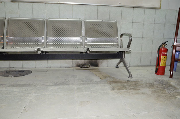 Vị tr&iacute; nam thanh ni&ecirc;n nghi ng&aacute;o đ&aacute; n&eacute;m bom xăng g&acirc;y ch&aacute;y trong trụ sở c&ocirc;ng an