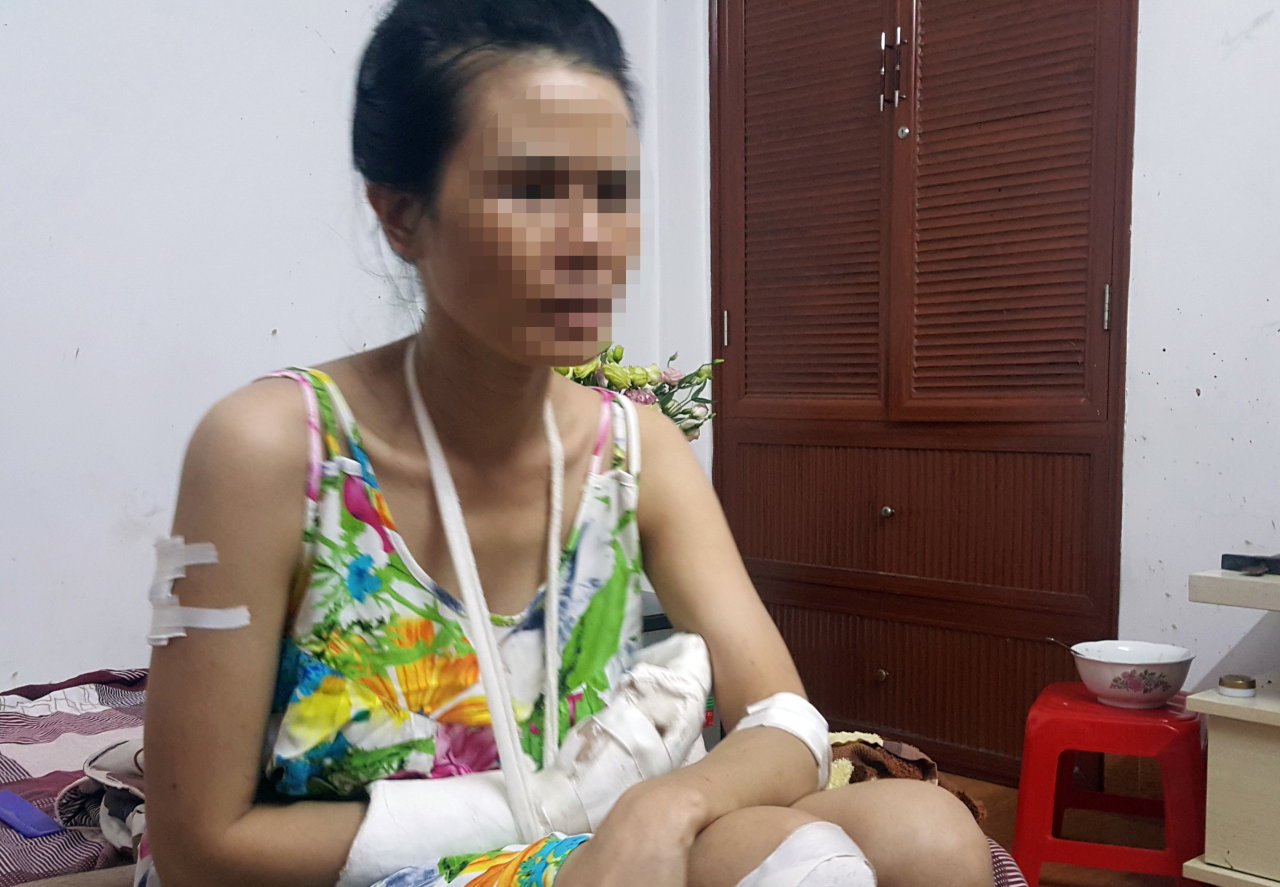 Chị Mến b&agrave;ng ho&agrave;ng kể lại l&uacute;c bị kẻ &lsquo;ng&aacute;o đ&aacute;&rsquo; d&ugrave;ng dao ch&eacute;m gần đứt l&igrave;a b&agrave;n tay