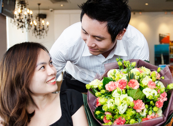 Hoa tươi v&agrave; thiệp ch&uacute;c l&agrave; những m&oacute;n kh&ocirc;ng thể thiếu khi c&aacute;c &ocirc;ng chồng muốn tổ chức 8/3 l&atilde;ng mạn cho vợ