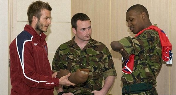 Ng&agrave;y C&aacute; th&aacute;ng Tư năm 2009, David Beckham n&oacute;i rằng anh đ&atilde; k&eacute;o đứt tay một người l&iacute;nh