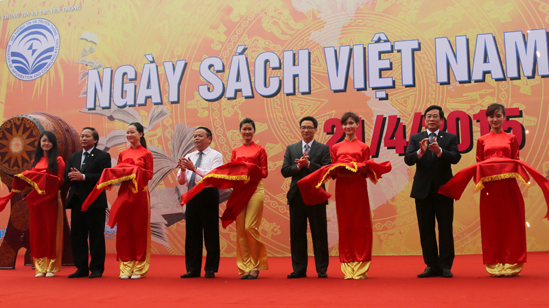  Ph&oacute; Thủ tướng Vũ Đức Đam đ&atilde; đến tham quan v&agrave; cắt băng khai mạc ng&agrave;y hội s&aacute;ch Việt Nam 