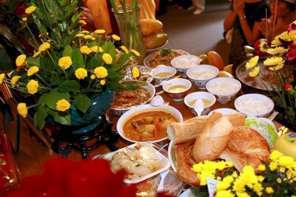 M&acirc;m lễ chay ng&agrave;y rằm th&aacute;ng Gi&ecirc;ng thể hiện sự thanh thản trong t&acirc;m hồn