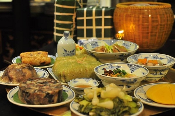 C&uacute;ng gia ti&ecirc;n ng&agrave;y rằm th&aacute;ng Gi&ecirc;ng thường c&uacute;ng m&acirc;m cỗ mặn để tưởng nhớ tổ ti&ecirc;n, &ocirc;ng b&agrave;