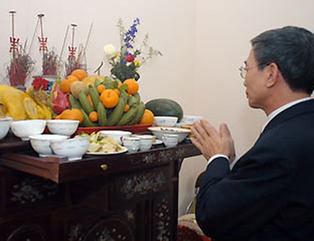 C&uacute;ng gia ti&ecirc;n tại nh&agrave; ng&agrave;y rằm th&aacute;ng Gi&ecirc;ng