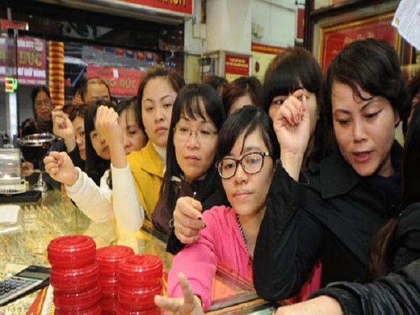 Người d&acirc;n vẫn c&oacute; quan niệm ng&agrave;y v&iacute;a Thần T&agrave;i mua v&agrave;ng sẽ mang lại t&agrave;i lộc