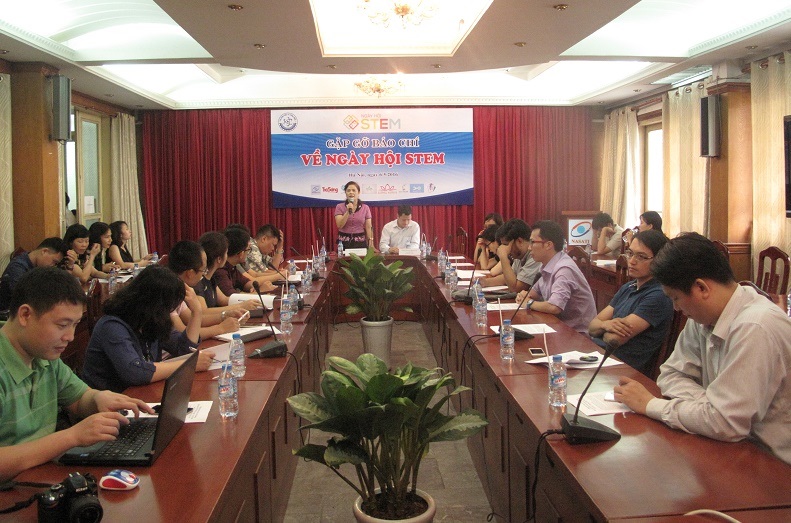 Họp báo giới thi&ecirc;̣u ng&agrave;y hội Stem 2016