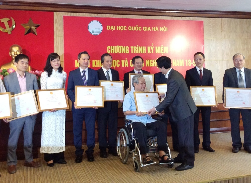 Đại học Quốc gia H&agrave; Nội trao tặng giải thưởng cho c&aacute;c nh&agrave; khoa học c&oacute; th&agrave;nh t&iacute;ch xuất sắc