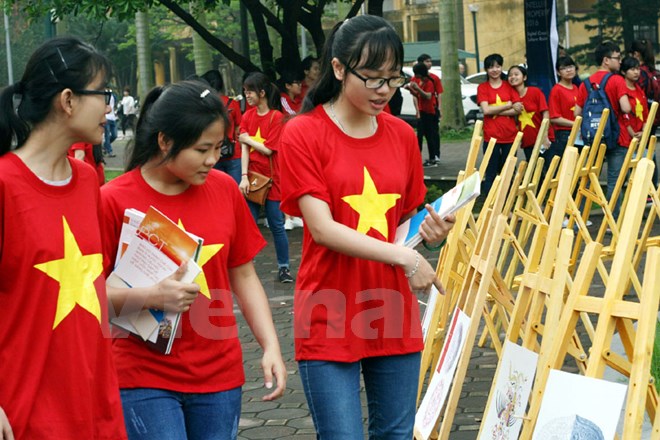 Đ&ocirc;ng đảo học sinh, sinh vi&ecirc;n c&aacute;c trường đại học tham gia chương tr&igrave;nh