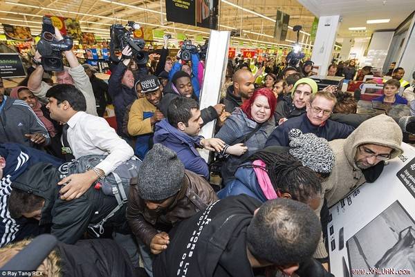 Black Friday tại Anh năm nay chứng kiến những cảnh chen lấn, xô đẩy và giằng co hàng hóa quyết liệt từ các khách hàng trên khắp cả nước.