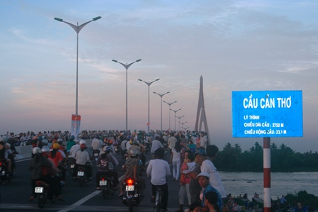 Anh Đ. may mắn được cảnh s&aacute;t đường thủy cứu sống sau khi nhảy s&ocirc;ng tự s&aacute;t