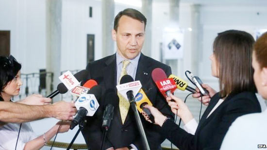 Chủ tịch Hạ viện Ba Lan Radek Sikorski sau khi tuy&ecirc;n bố từ chức sau vụ b&ecirc; bối nghe l&eacute;n