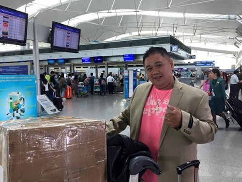 Nghệ sĩ h&agrave;i Minh B&eacute;o bất ngờ bị bắt giữ khi đang lưu diễn tại Mỹ