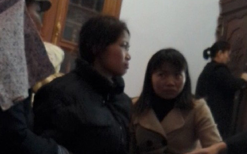 Chị Mến (ngồi giữa) đau đớn trước c&aacute;i chết qu&aacute; thảm của chồng &ndash; ch&uacute; rể bị s&aacute;t hại ngay sau đ&ecirc;m t&acirc;n h&ocirc;n